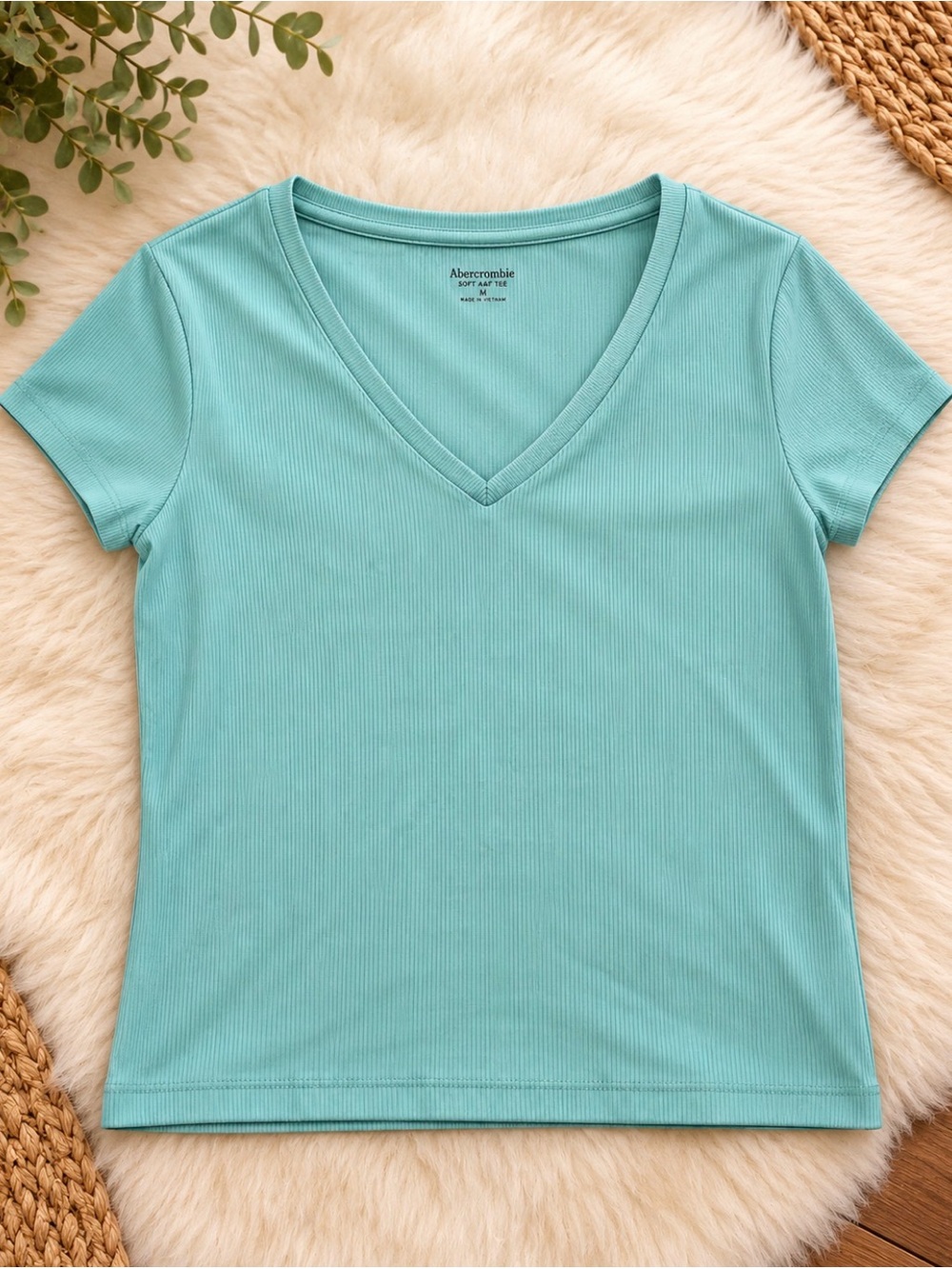 No Boundaries Women's Ribbed V-Neck Tee in Aqua Teal